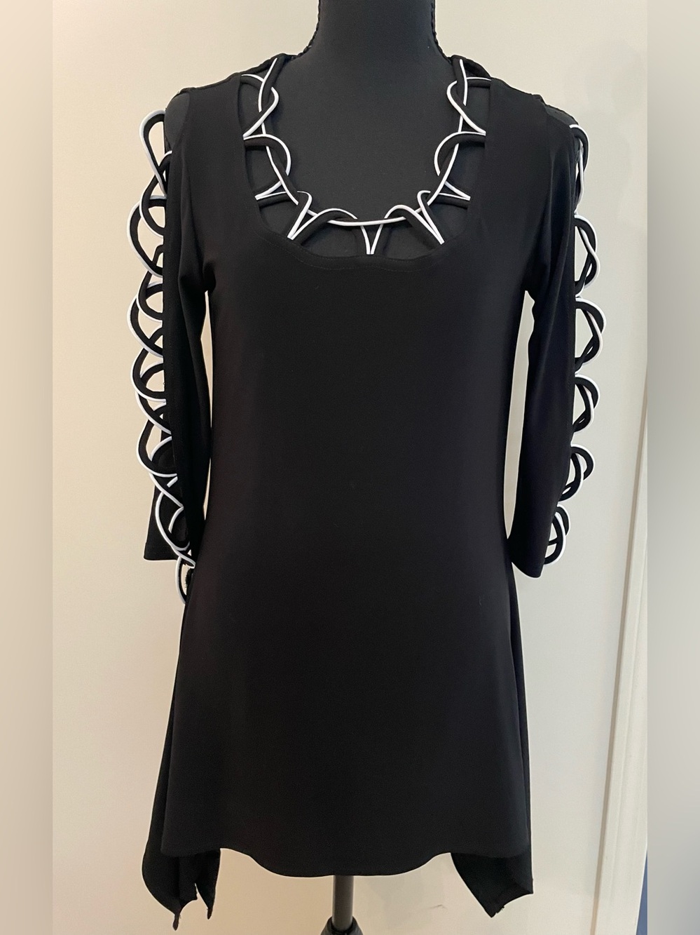 Joseph Ribkoff Black Tunic White Loops Shark Bite Hem Women's Lagenlook  Size 4